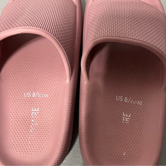 Cushionaire Pink Women Slides Sandals 38/8 US Summer Beach Travel - Picture 5 of 7